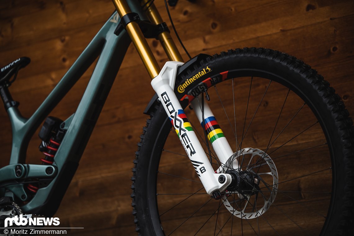 Die RockShox Boxxer mit goldenen Standrohren gibt es bislang exklusiv für die Weltmeisterin.