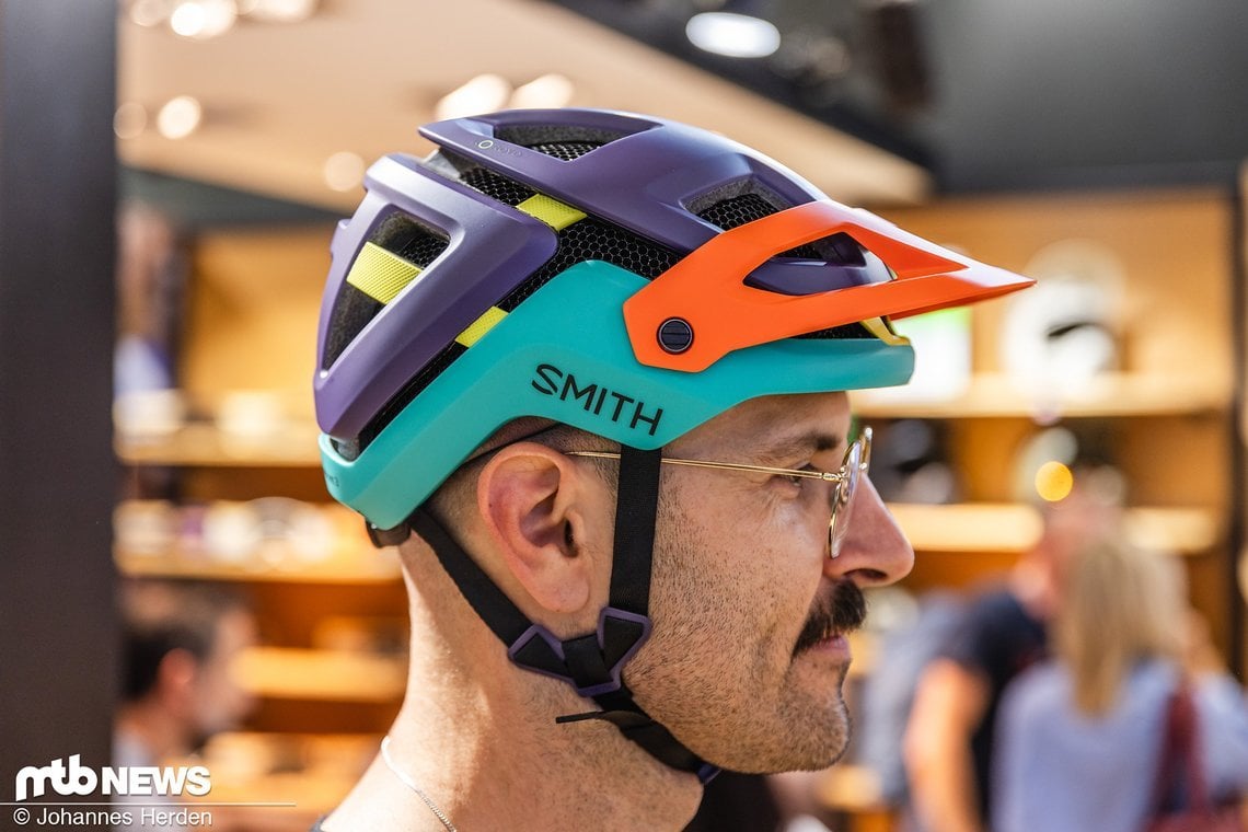 Der luftige MTB-Helm soll mit 20 optimierten Lüftungschlitzen für einen kühlen Kopf sorgen.