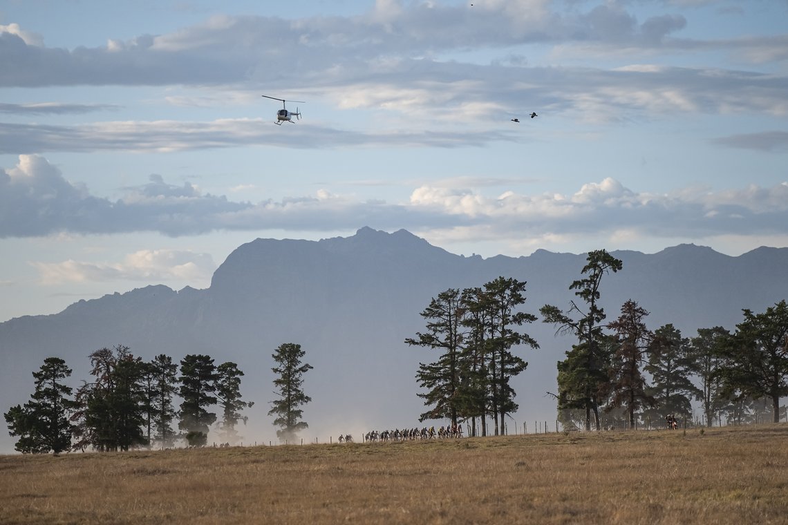 Elite men early morning during Stage 4 of the 2025 Absa Cape Epic Mountain Bike stage race held at Fairview, Paarl, Cape Town, South Africa on the 20th March 2025. Photo by Dom Barnardt/Cape Epic
PLEASE ENSURE THE APPROPRIATE CREDIT IS GIVEN TO THE P