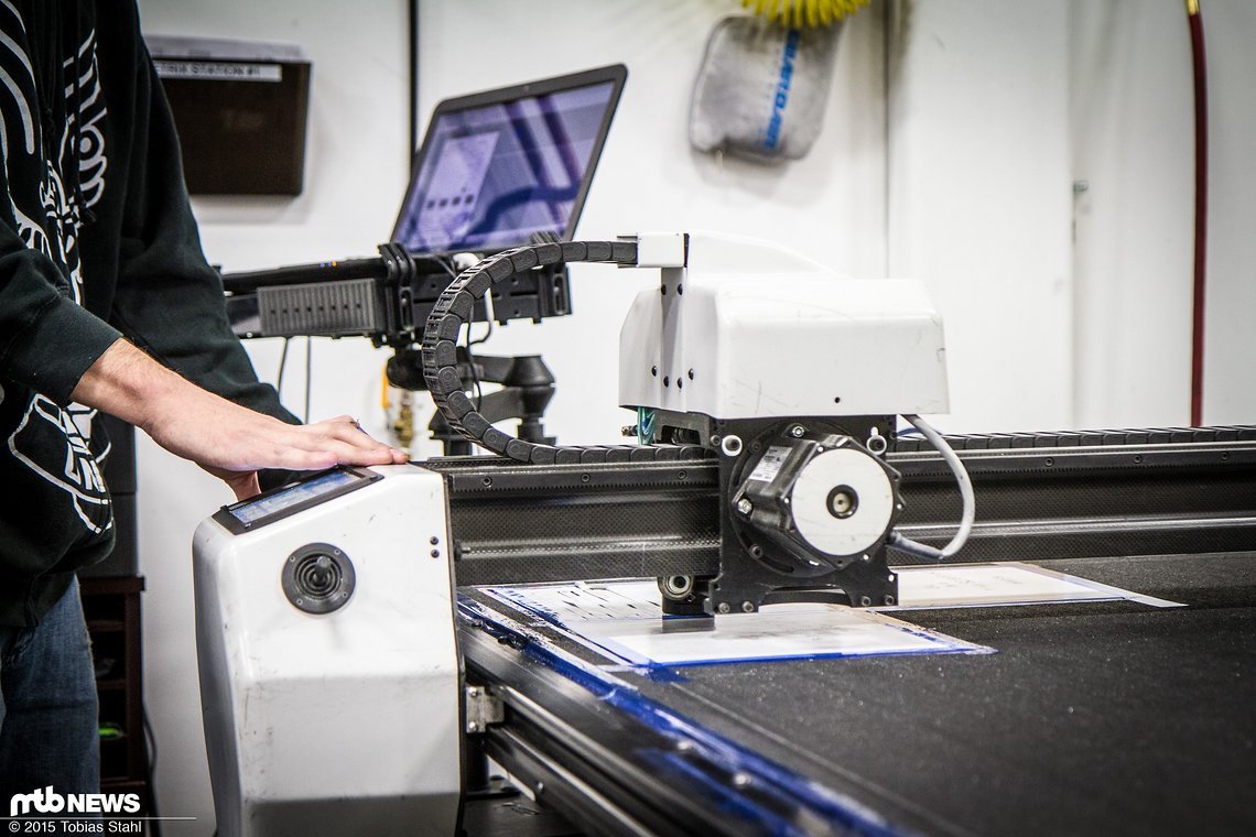 Der Schneideplotter bei der Arbeit