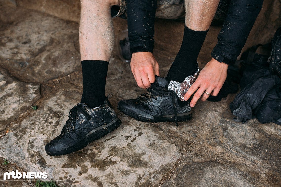 ...Ende der Geschichte war, dass die Alufolie zerbröselte und die Socken hinüber waren