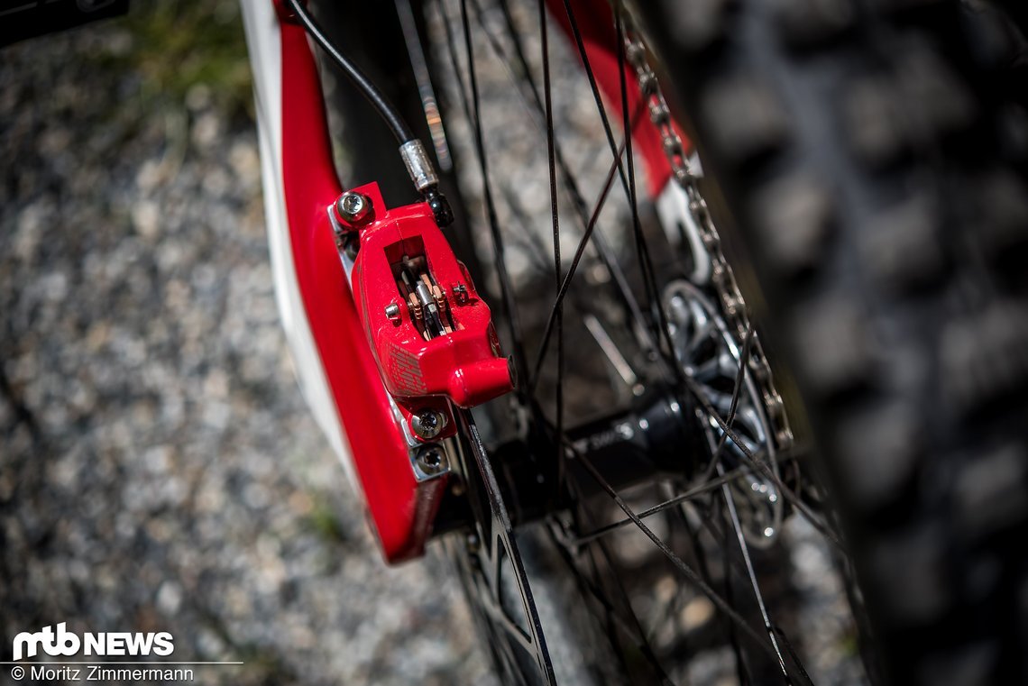 SRAM Code-Bremsen bringen das Tues von Vali zum Stillstand.