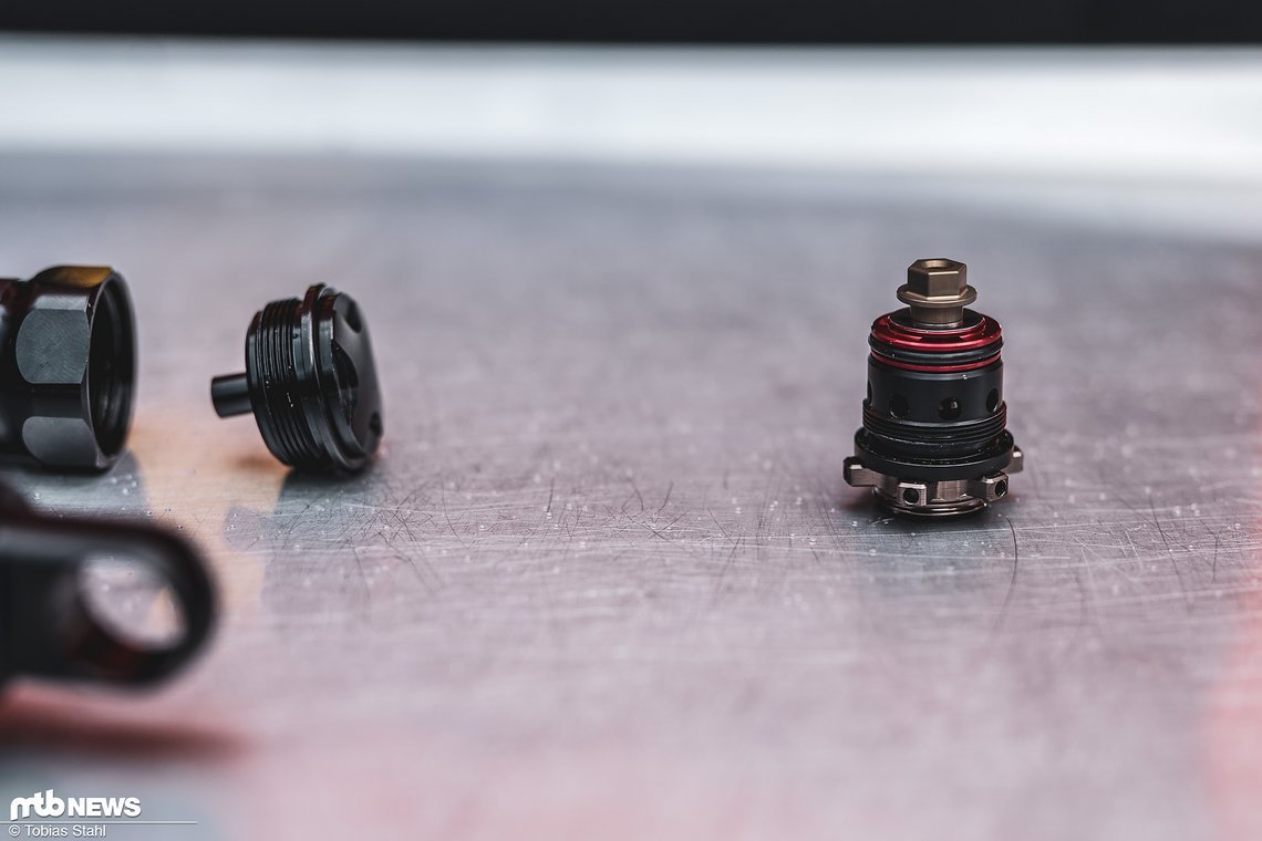 Der Shimstack für High und Low Speed Druckstufe kann bei Bedarf individuell angepasst werden