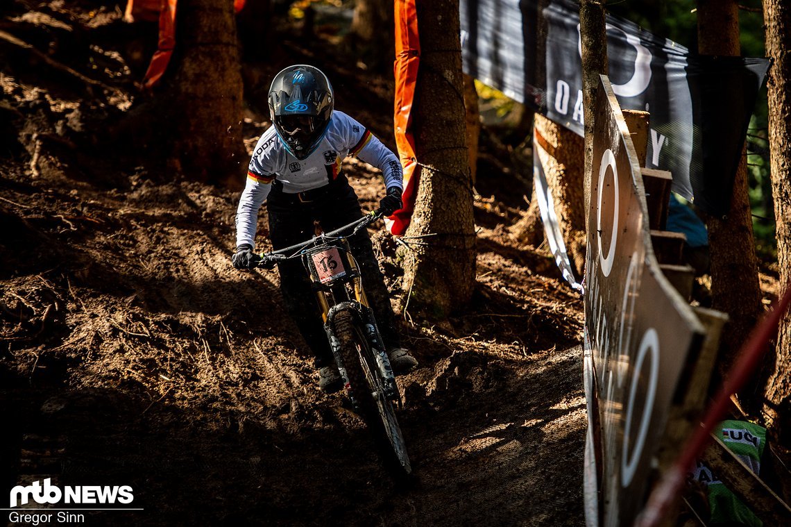 Raphaela Richter hat das Enduro gegen ein Downhill-Bike eingetauscht und ist auf Platz 12 gerauscht.