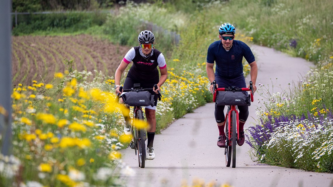 Viele Radwege machen es den beiden leicht, voranzukommen.