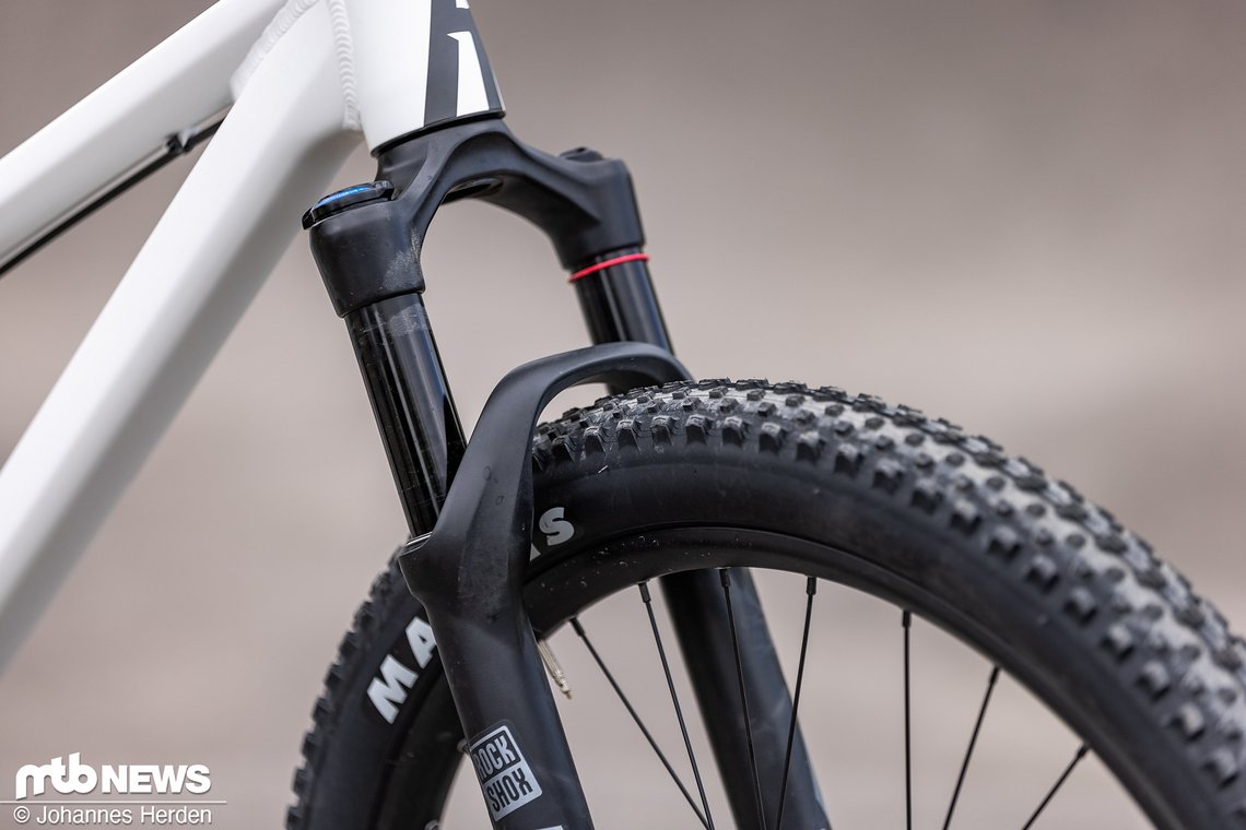 Der Maxxis Ikon vorn ist für den Dirt-Einsatz profiliert, während …
