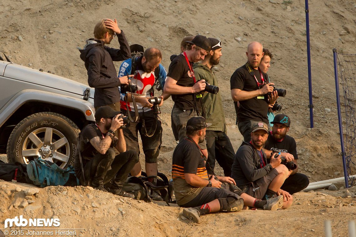 Die Fotografenmeute hat eine Stelle mit Sonne entdeckt - hin da!