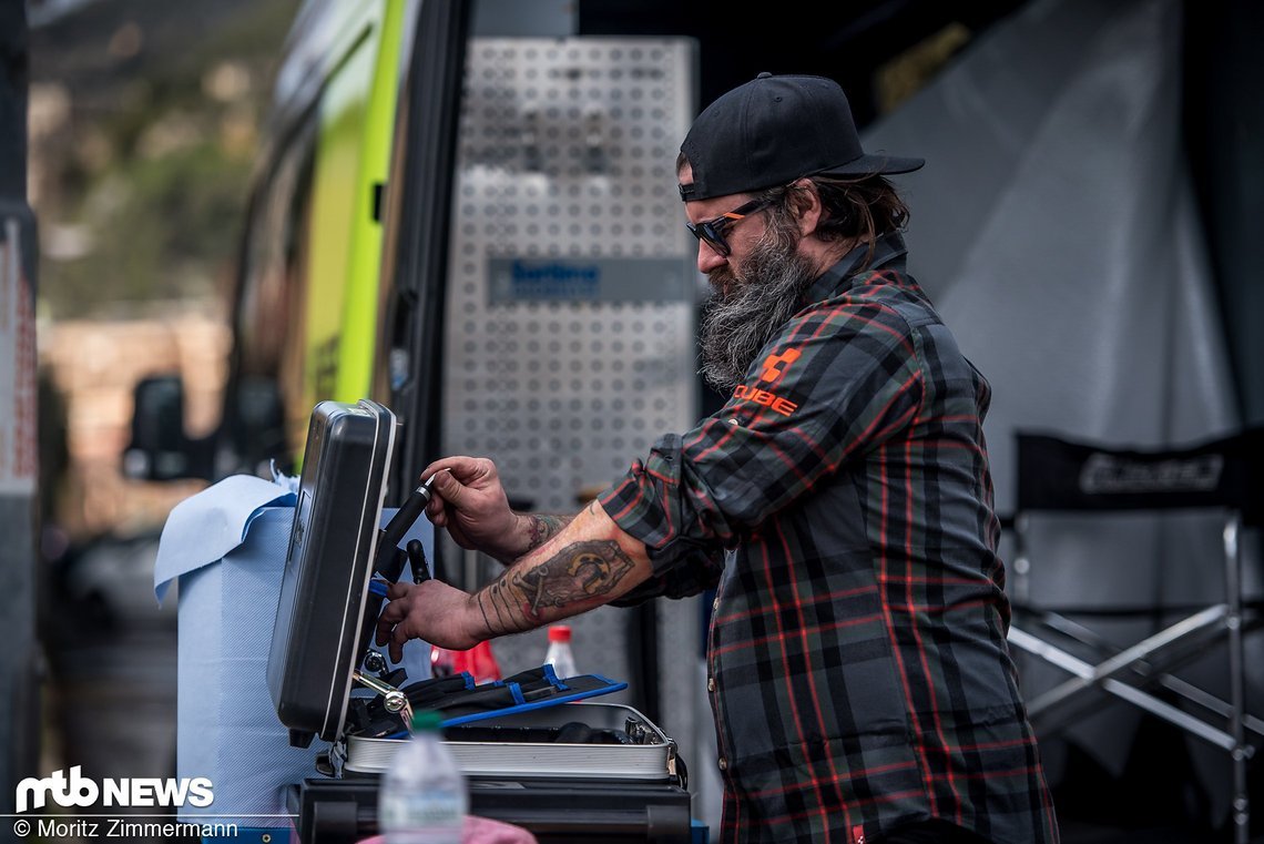 Max Mechaniker Jensen ist ebenfalls vor Ort und nutzt das Setup-Camp, um selbst wertvolle Erfahrungen zu sammeln.