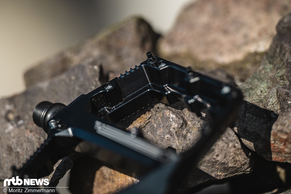 Das Tool für die besonderen E5-Pins ist natürlich im Lieferumfang enthalten.