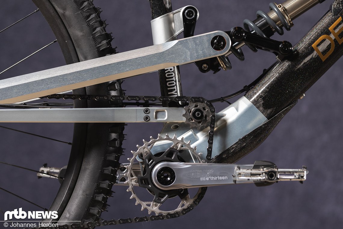 Der Hauptdrehpunkt des Bikes ist weit vorne und oben angebracht, um die Raderhebungskurve zu optimieren.