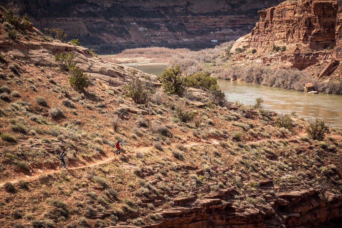 Von ganz oben geht es über 1200 Tiefenmeter hinab zum Colorado River