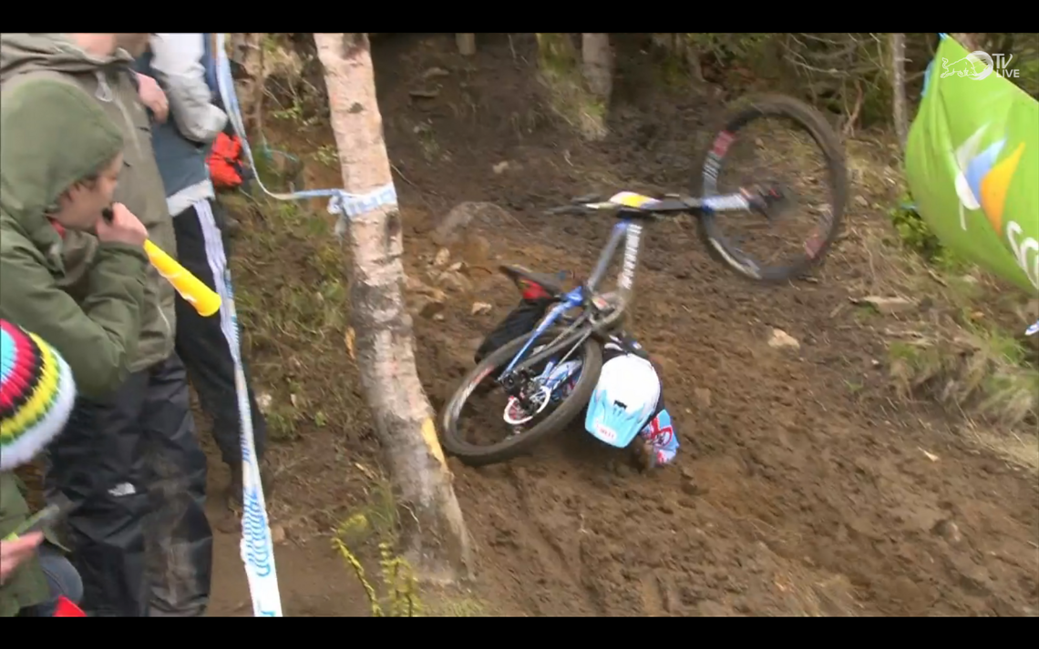 Fort William - DH World Cup Emmeline Ragot Crash