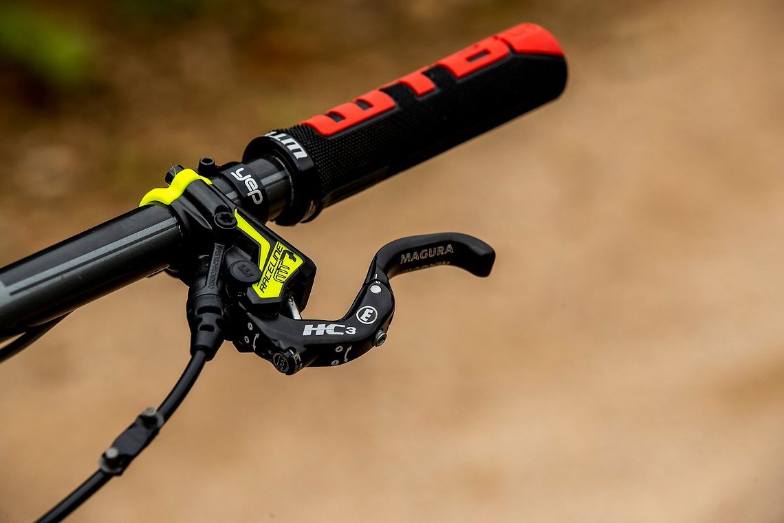 WTB Padloc Grips kommen ohne zweite Klemmschelle aus, da der Lenker abgeschrägt abgesägt wird ...
