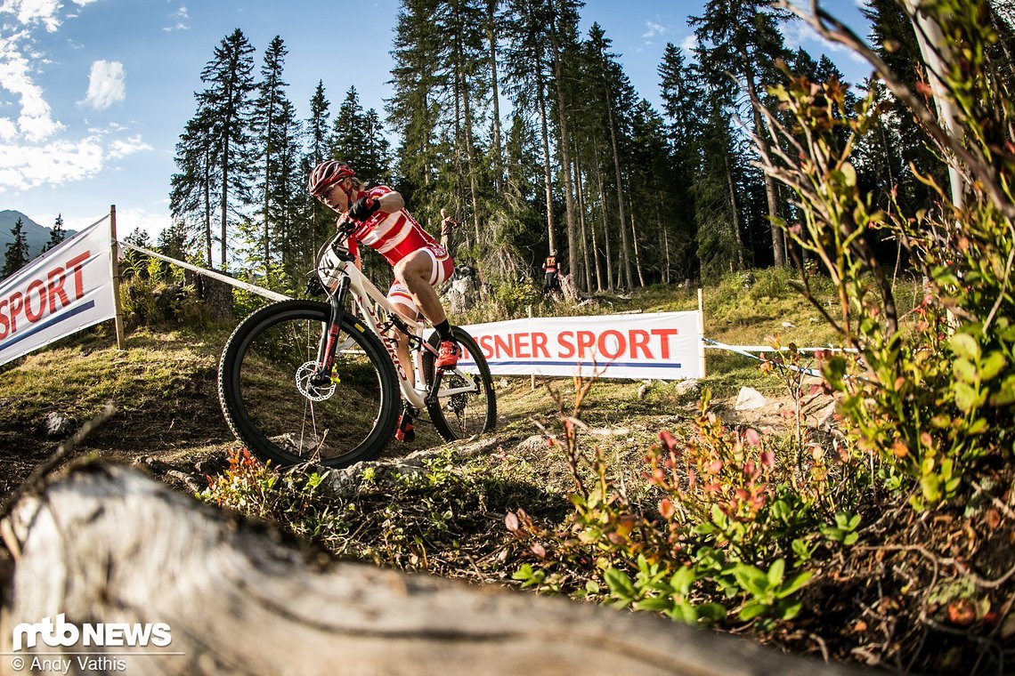 Annika Langvad brachte Dänemark auf den Bronzerang. Ein kleiner Strauchler kostete sie wenige Sekunden als sie kurz vom Bike musste.