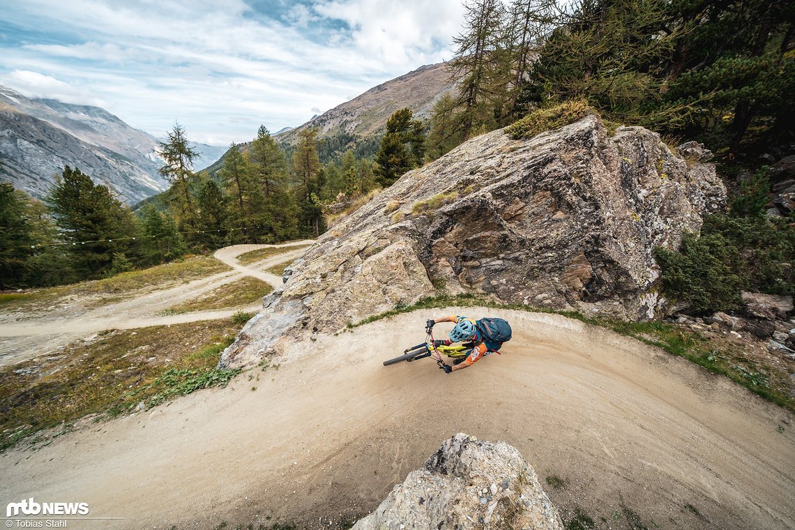 Die Kurven wurden von einem geschulten Auge zwischen die Felsen und über die Piste gelegt