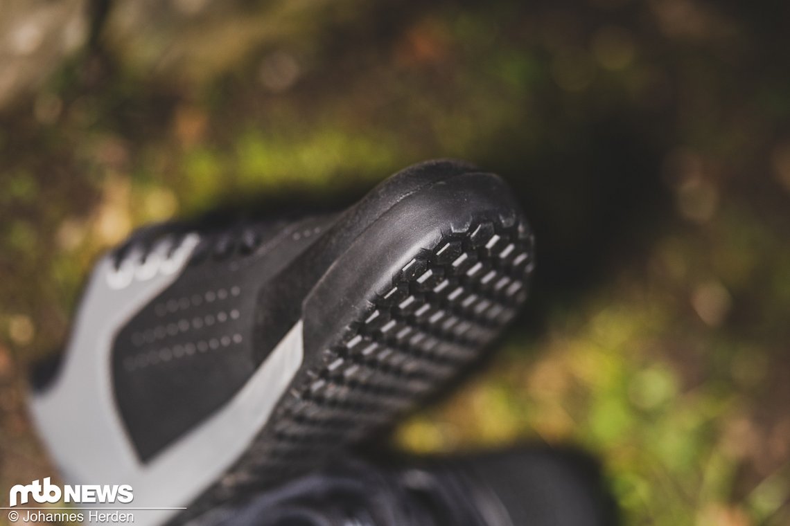 … und an der Schuhspitze sind abriebfeste Kappen verarbeitet.