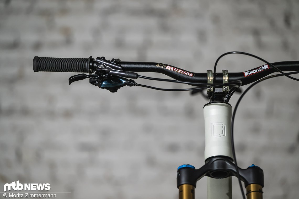 Das Cockpit aus Aluminium wird komplett von Renthal gestellt.