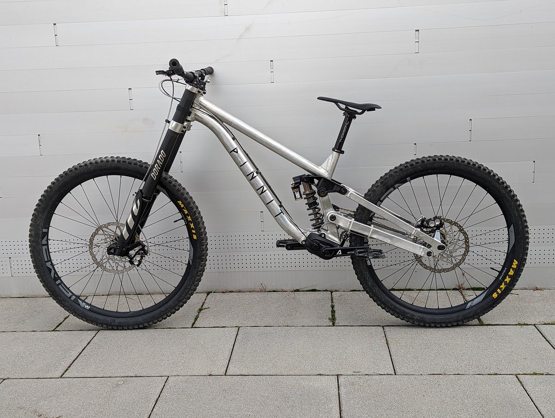 Die Newmen E.G.30-Felgen samt Hope / Pinion-Nabenkombination laufen unauffällig und solide seit über 40 Bikeparktagen.