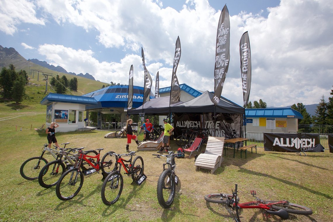 Der Regionspartner Alutech Cycling war mit Testbikes vor Ort.
