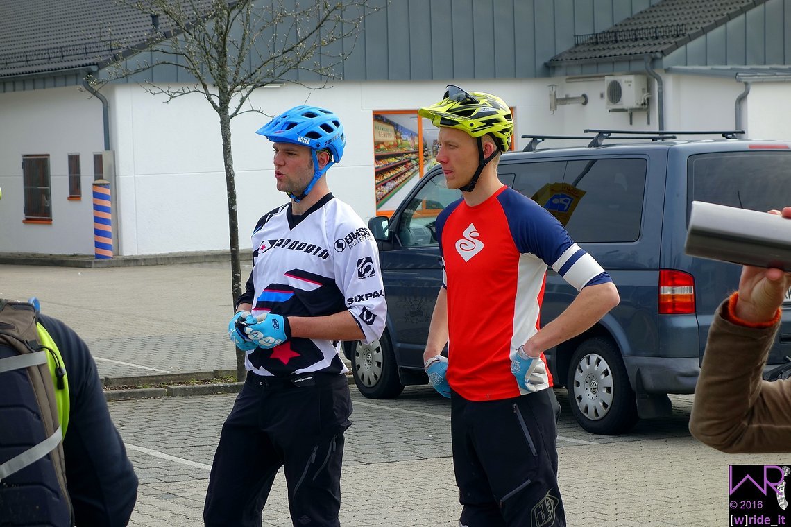 Jannick Schlickel (l) und Johann Mahler (r) stimmen die Party Crowd auf die Hochwaldrunde ein