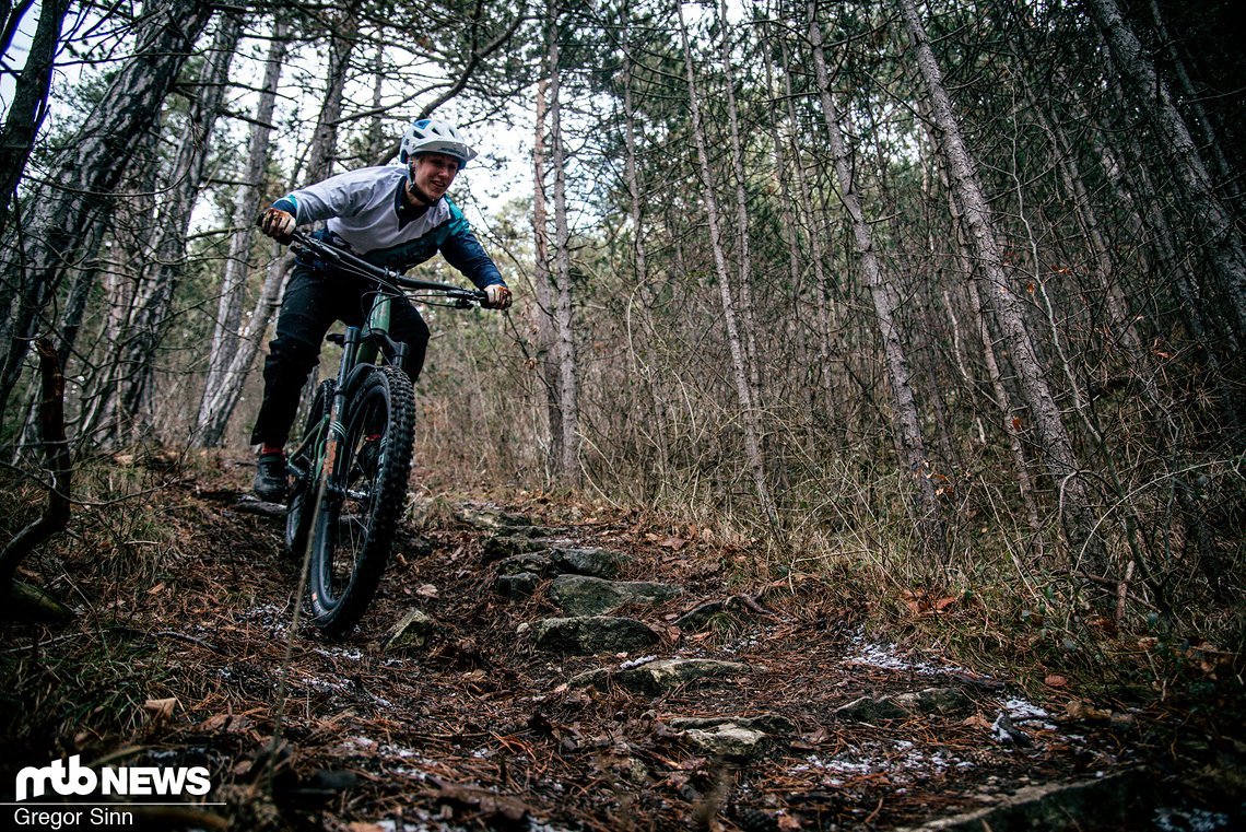 Auch an der generellen Position auf dem Bike arbeitet Nina vor der World Cup-Saison.