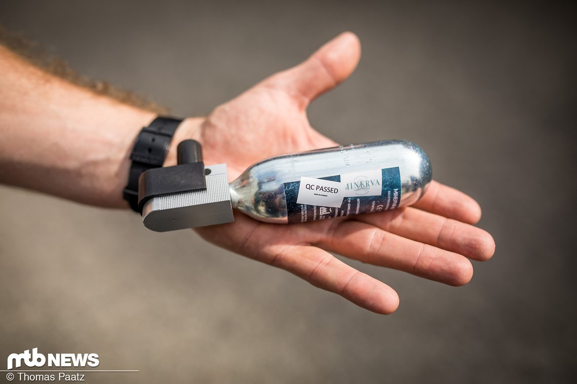 Diese CO2-Kartusche treibt den Airbag an.