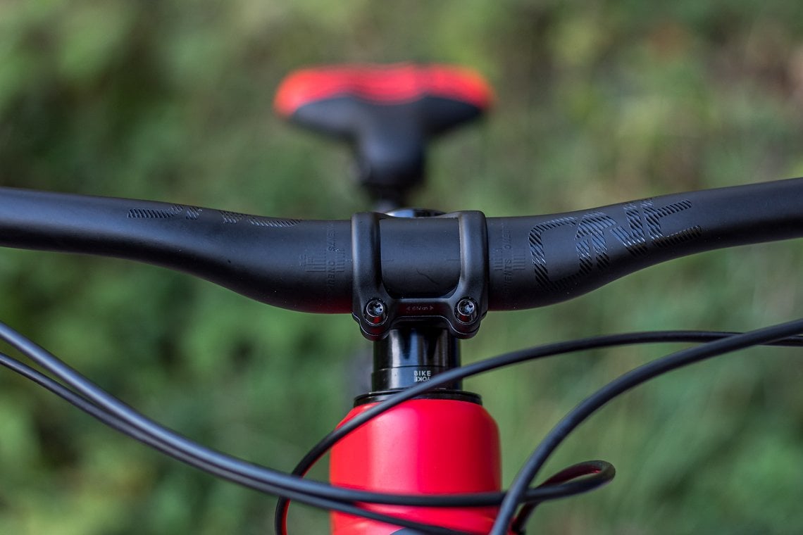 … wird mit dem hauseigenen BikeYoke Barkeeper-Vorbau kombiniert.