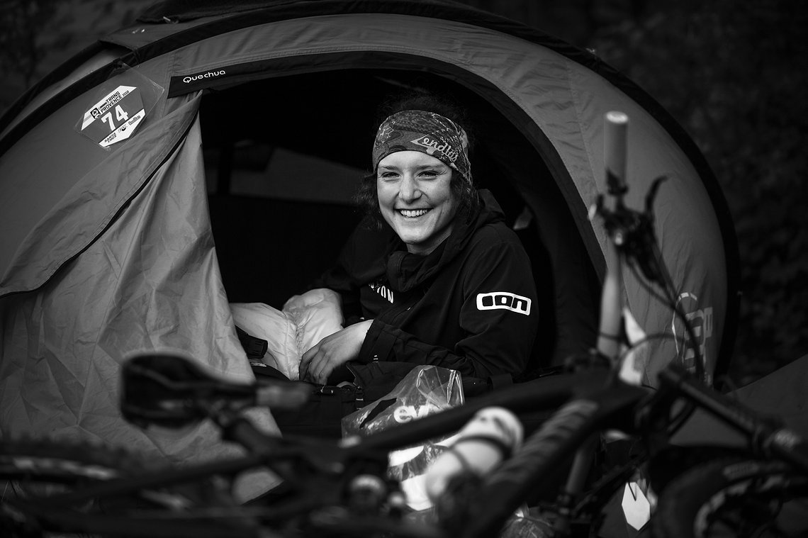 Ines Thoma in ihrem Zelt