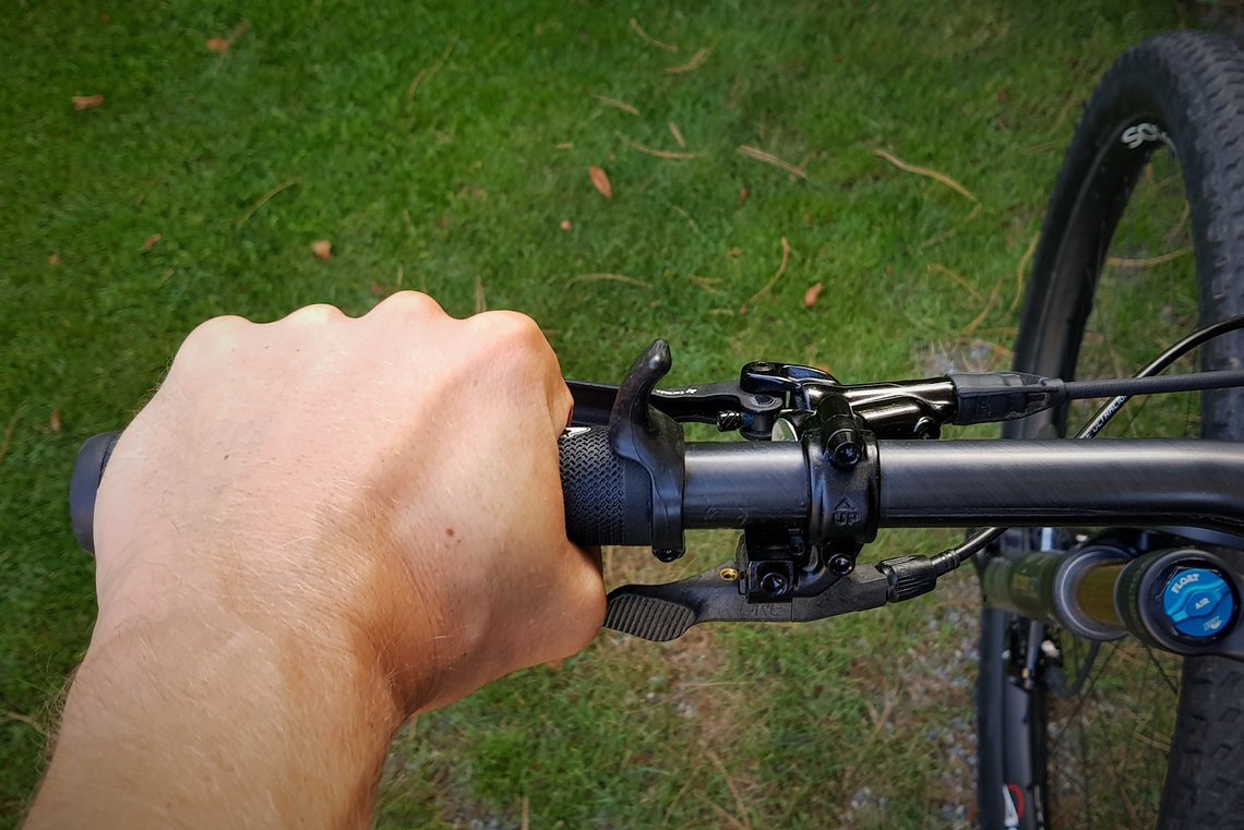 Die Togs Daumenhörnchen sind bergab nicht im Weg und stören auch bei der Betätigung des OneUp Hebels zur Ansteuerung der KindShock LEV Sattelstütze nicht ...