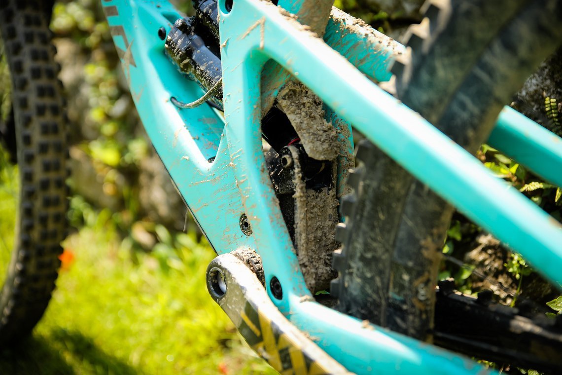 ... die 150 mm am Heck stellt ein RockShox Super Deluxe Air RCT bereit