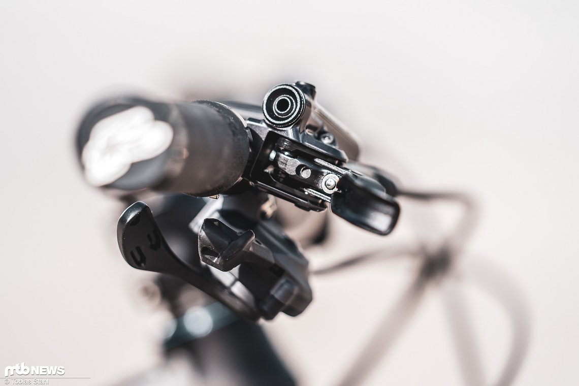 Shimano-typisch kann der kleine Hebel zum Runterschalten auch mit dem Zeigefinger betätigt werden.