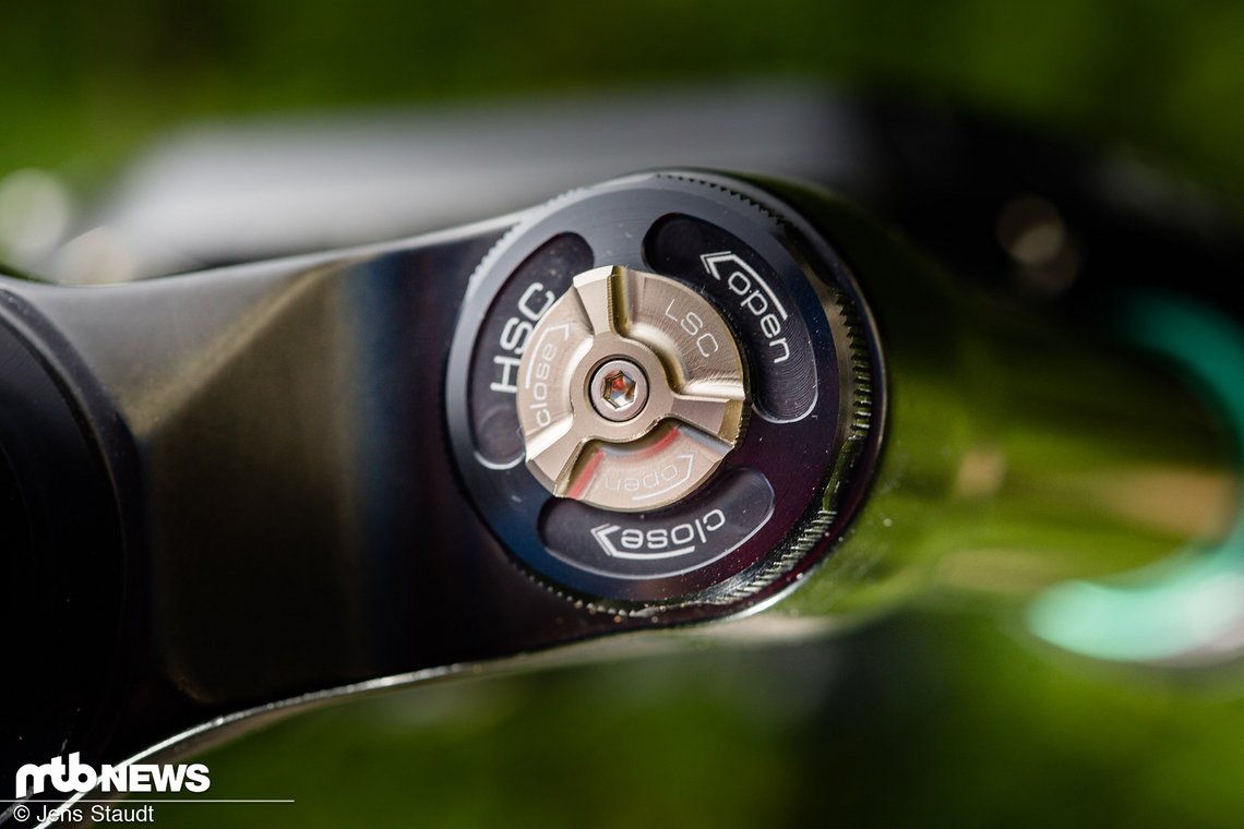 Oben an der Kartusche lassen sich Low- und Highspeed-Druckstufe einstellen