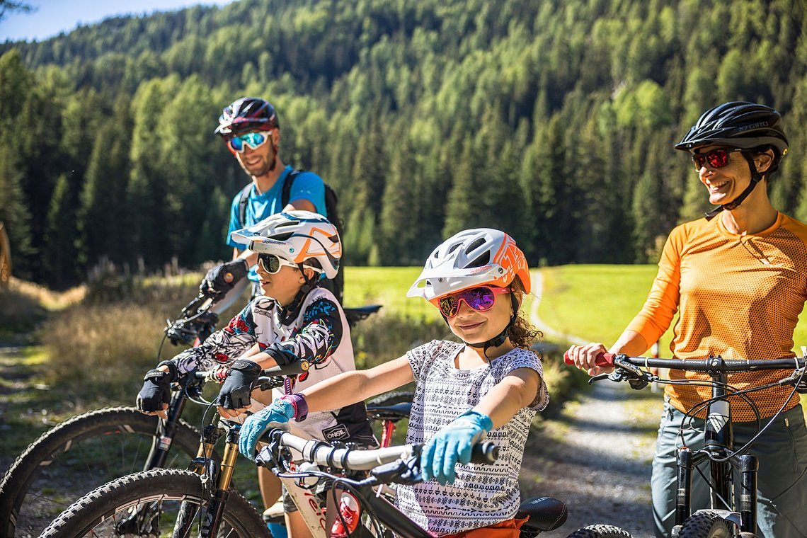 Die ganze Familie auf Biketour