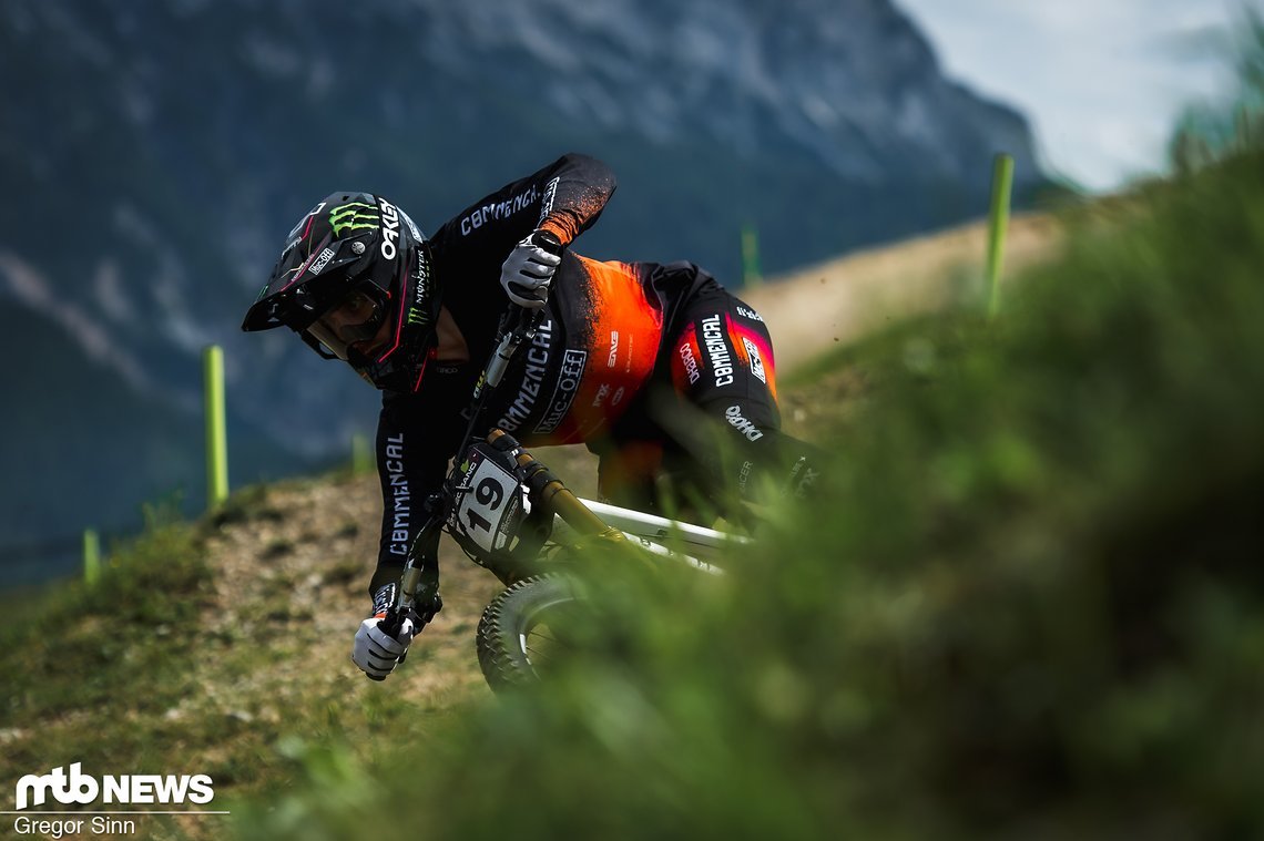 Amaury hat beim Abheben die Kontrolle über sein Bike verloren, das Ganze aber irgendwie noch gerettet.
