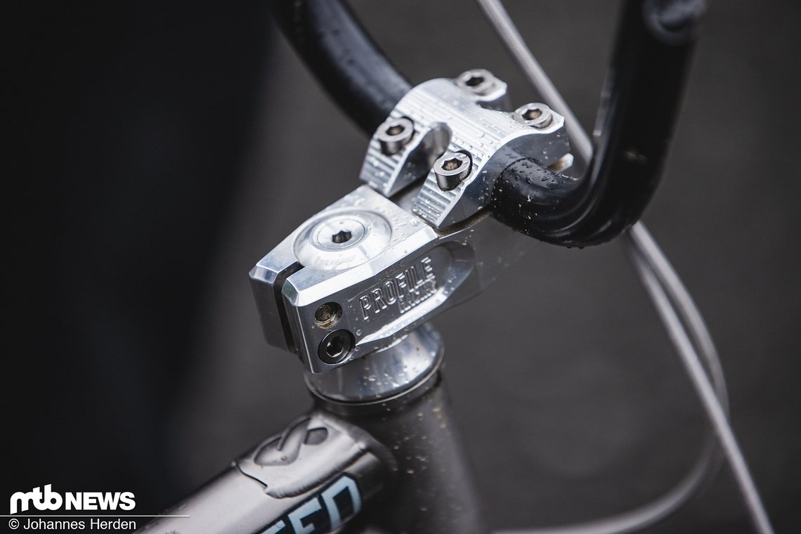 Auch in Sachen Lenker und Vorbau bleibt er den BMX-Komponenten treu.