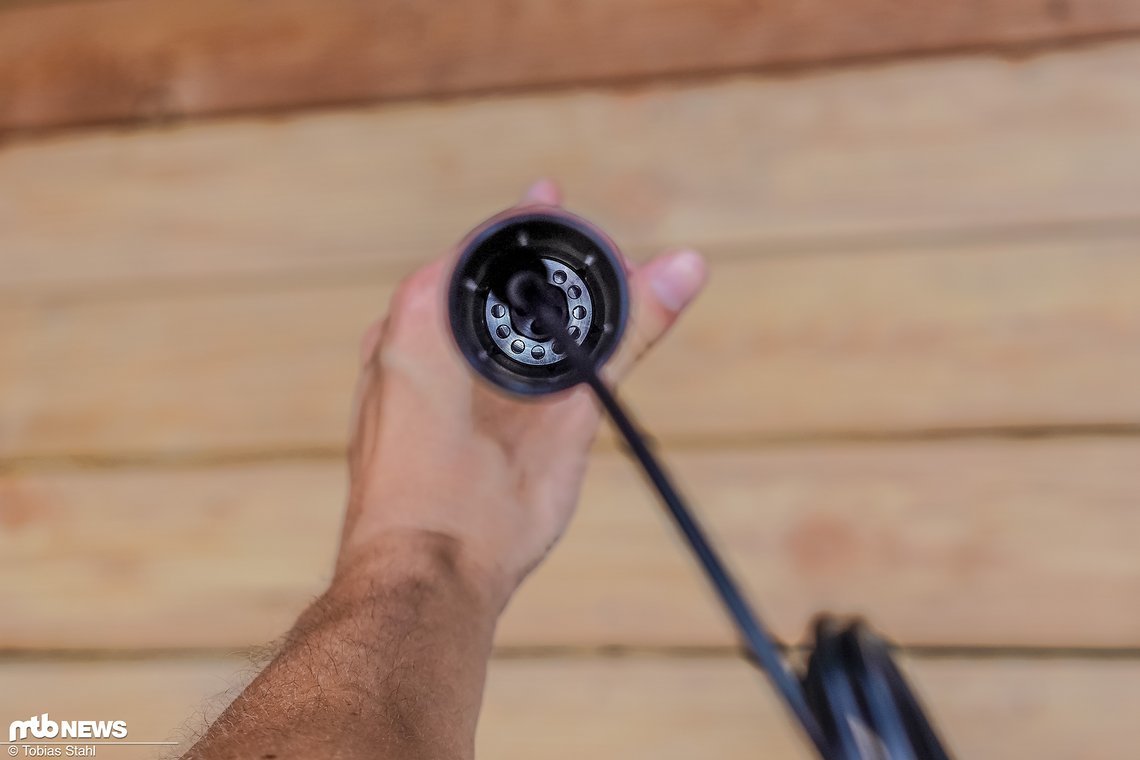 Gut zu erkennen und doch nicht zu verstehen: Die neue BikeYoke XC Dropper-Post wird nicht mehr über einen Hebel angesteuert