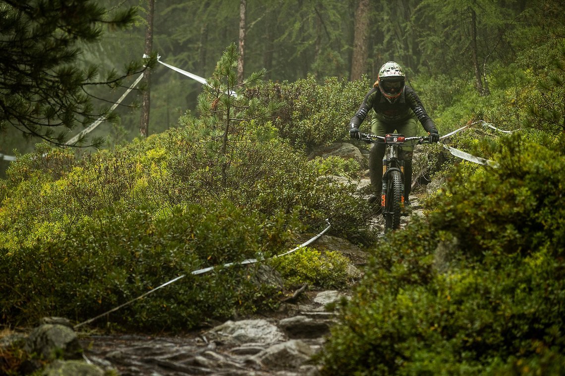 Als wir endlich starteten, hörte der Regen auf und die Strecke wurde langsam aber sicher immer rutschiger.