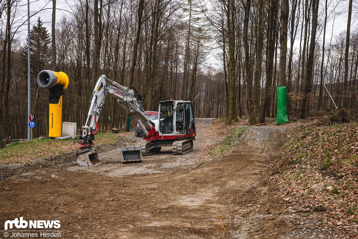 Hier scheint es wohl wieder rechts in den Wald hineinzugehen – mehr ist noch nicht zu erkennen.