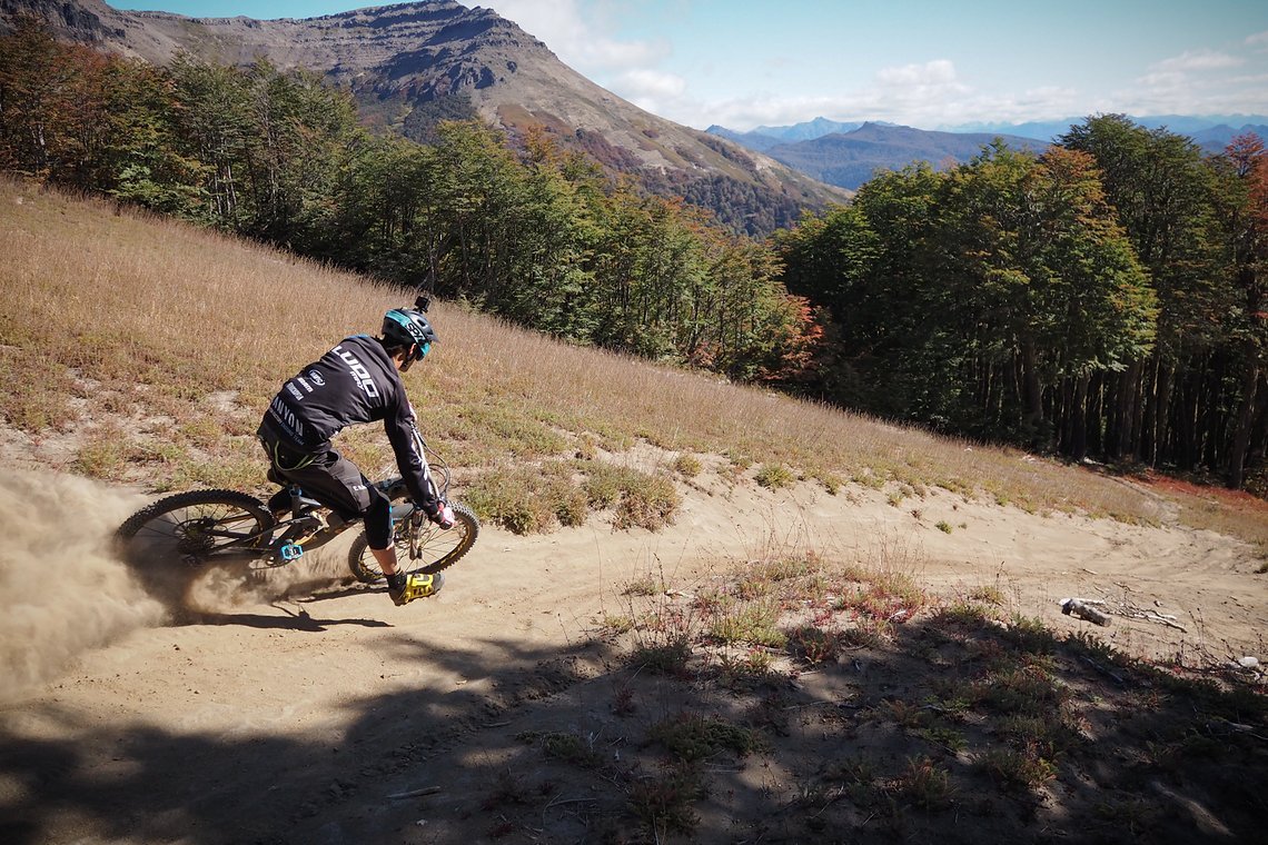 Ludo taucht in die Bikepark-Trails ein. Und lässt es ordentlich stauben