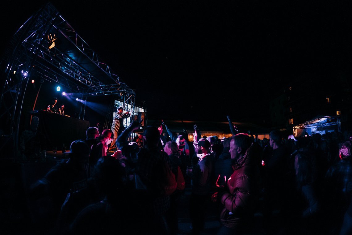 Abschluss für die Schnitzeljagd: Open-Air-Party mit lauter Musik und viel Bier im Rahmen des Bike-Opening in Sölden