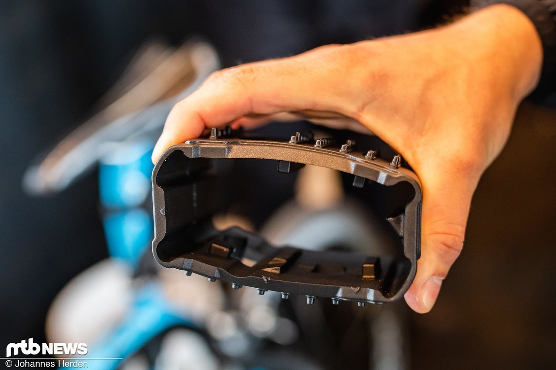… das Pocket Pedal benutzen. Es lässt flach zusammenfalten und wird zum Montieren einfach aufgedrückt.