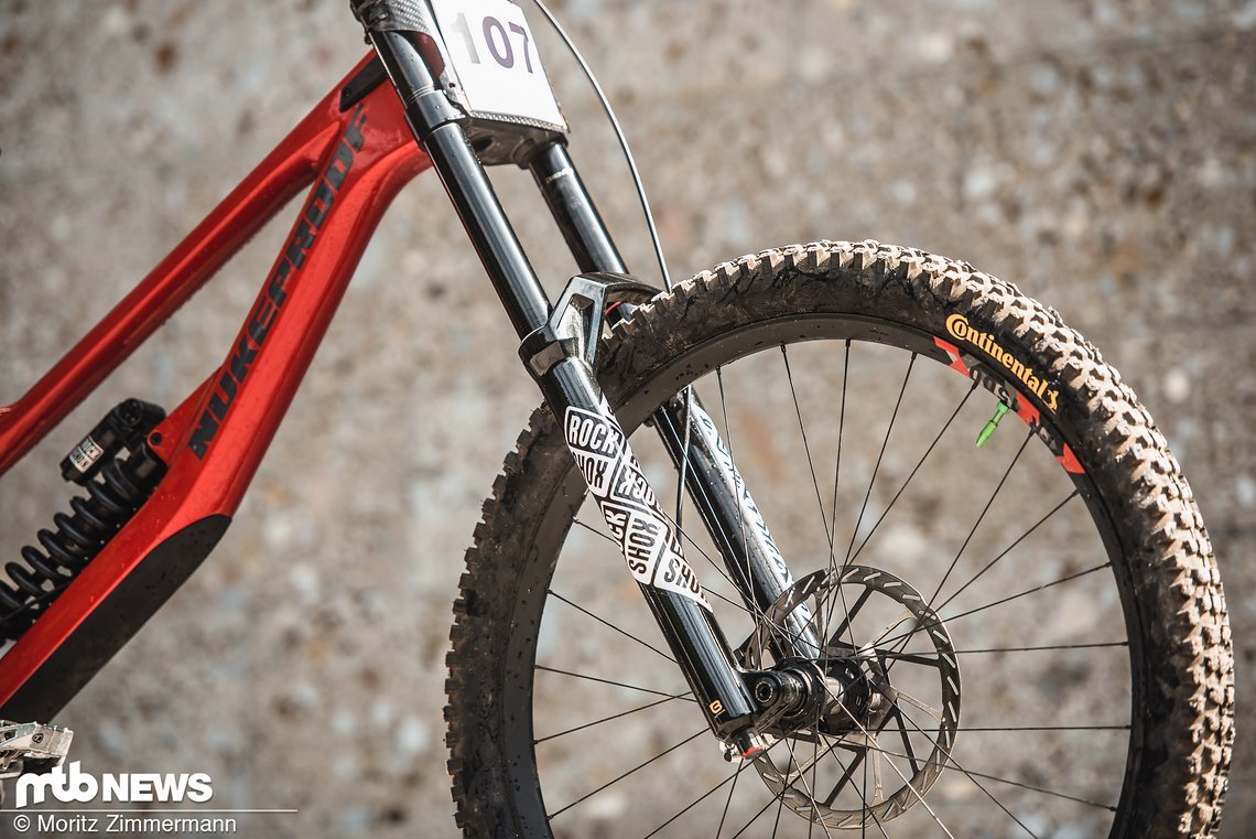 Am knallroten Gerät ist ganz offensichtlich die neue Downhill-Gabel von RockShox verbaut