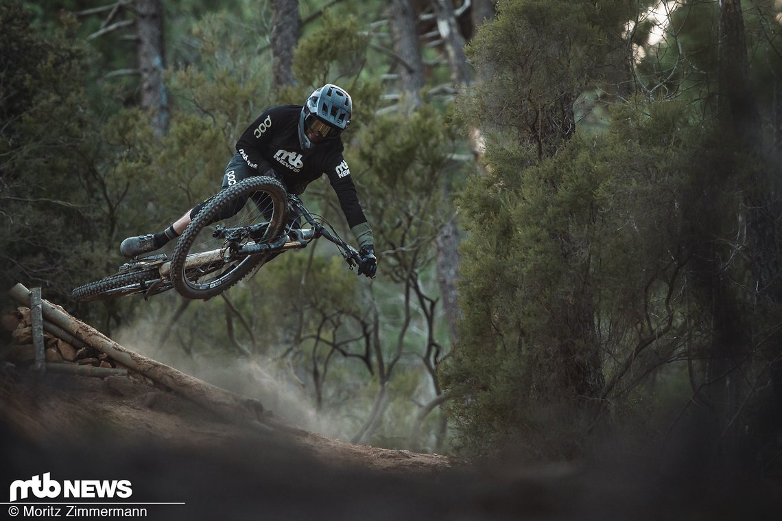 Auch in der Luft fühlt sich das Canyon Strive CFR ausbalanciert an.