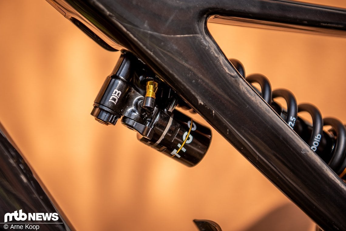 Der Climbswitch Hebel sorgt im Uphill effektiv für Ruhe, ist aber nicht ganz so intuitiv zu erreichen.