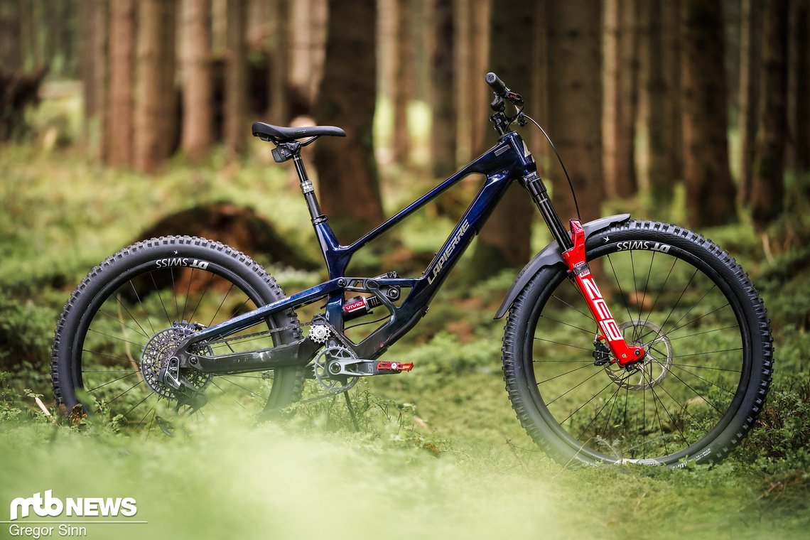 Das Lapierre Spicy CF gehört in die langhubige Enduro-Kategorie und bietet 170–174 mm Federweg am Heck sowie 180 mm an der Front.
