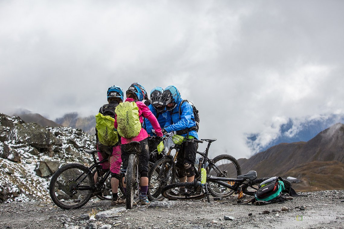 Team VOTEC gets lost – auf dem Grat unterhalb der Flimspitze verlieren wir die Orientierung.  Die Karte des Veranstalters ist wenig hilfreich und eine Beschilderung quasi nicht vorhanden. Im Training biegen wir deshalb in den falschen Trail ein und v