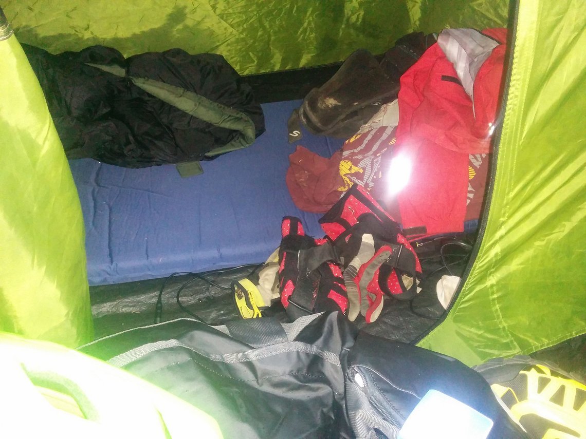 Bild von meinem Zelt, Den 125l Gepäcksack lasse ich immer draußen vor dem Eingang stehen - der ist eh Wasserdicht.