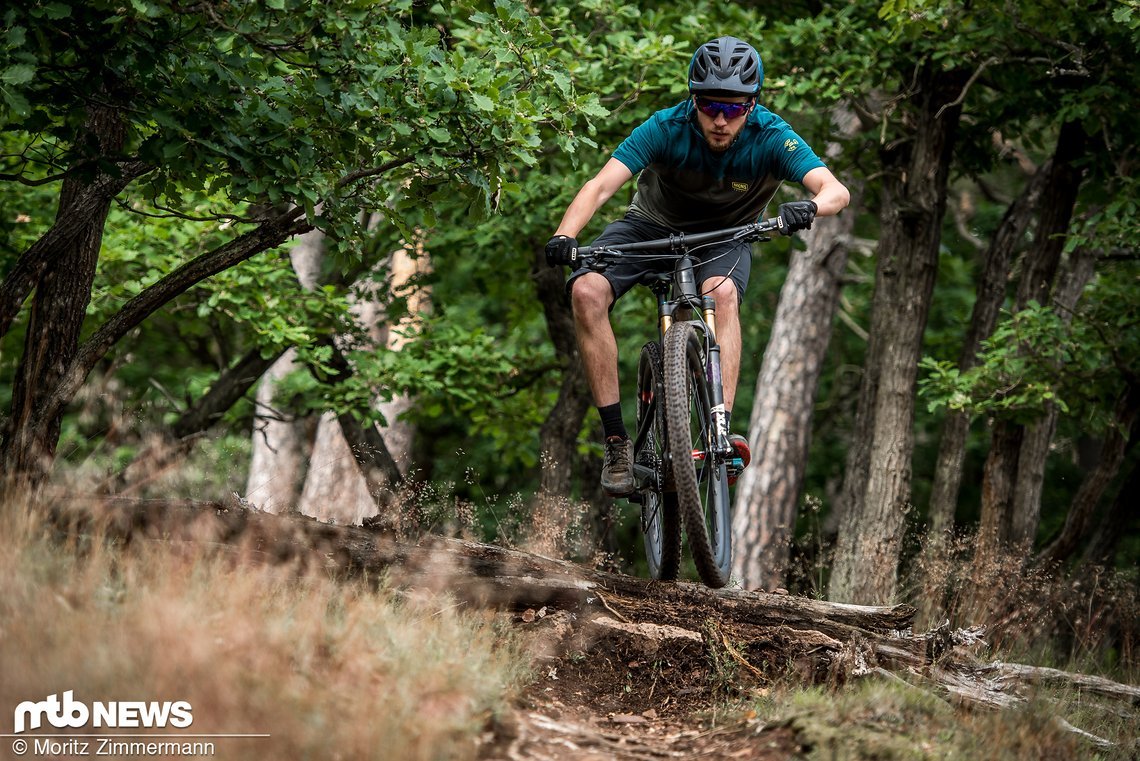 … sondern auch unsere Fahrer mit einem Enduro- und Downhill-Hintergrund die drei Modelle ausgiebig unter die Stollen genommen und über anspruchsvolle Trails gescheucht.