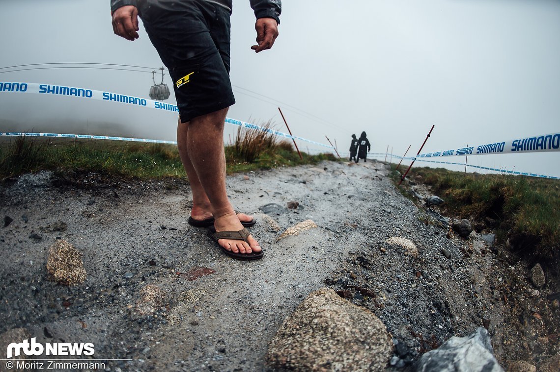 … war der GT-Teamchef Mark Maurissen in Flipflops unterwegs. Die Begründung: Festes Schuhwerk wird ohnehin nur nass!