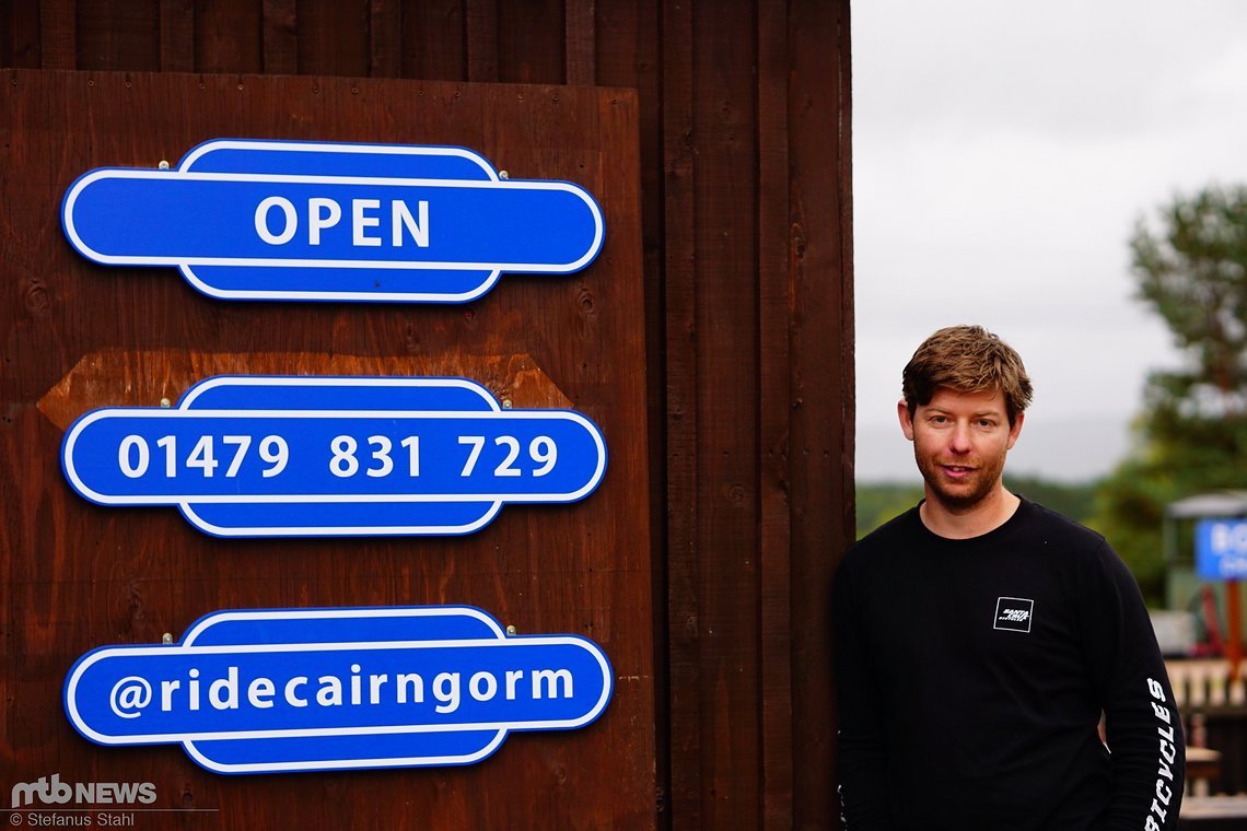 Nash vor seinem kleinen Bikeshop in Boat of Garten, Schottland